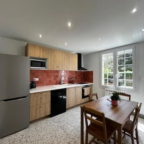 Charmant appartement rénové, à 15 mn d'Avignon et de son festival, hotel v destinaci Entraigues-sur-la-Sorgue