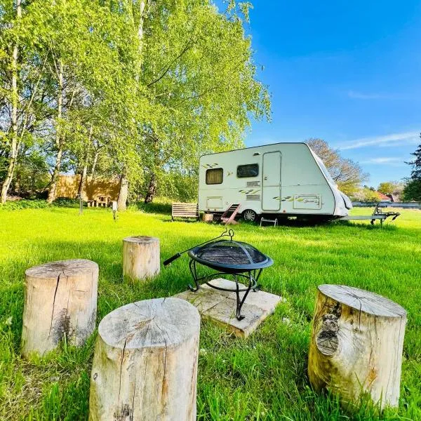 Karavan v březovém háječku, hotel in Pačejov