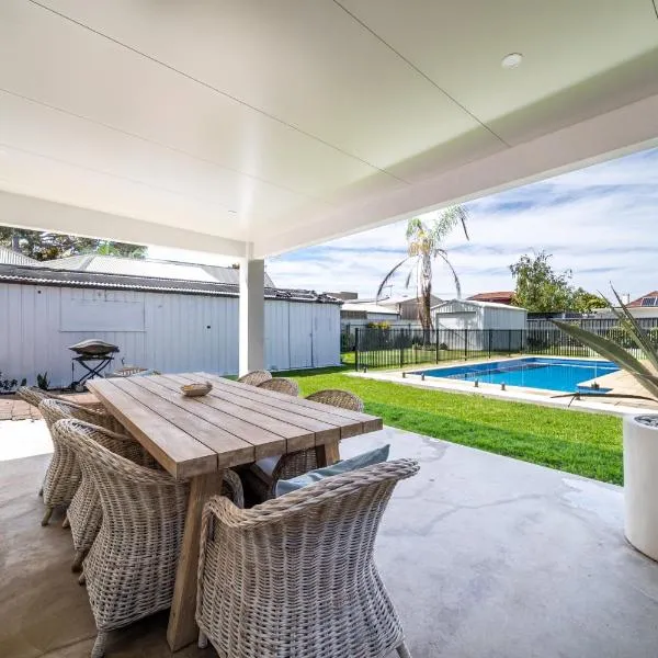 Summer Breeze on Cliff St, hotel i Glenelg