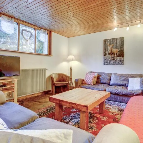 Spacious 4 Bedroom Apartment in Essert Romand, hotel u gradu 'Essert-Romand'