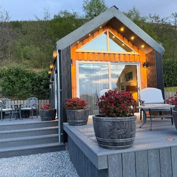 발라훌리쉬에 위치한 호텔 Tumpseys Hideaway with Hot Tub & Sunset Loch Views, Glencoe Near Fort William