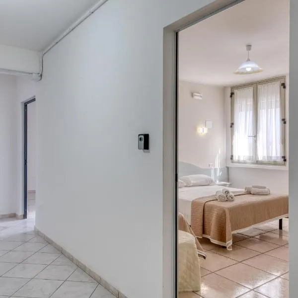 Camere a 50 m dalla spiaggia sabbiosa e 200 m dal centro, hotel Torre San Giovanni Ugentóban
