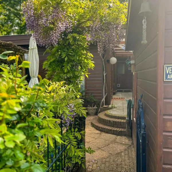 Boshuisjes Veluwe Lila met omheinde tuin, хотел в Путен