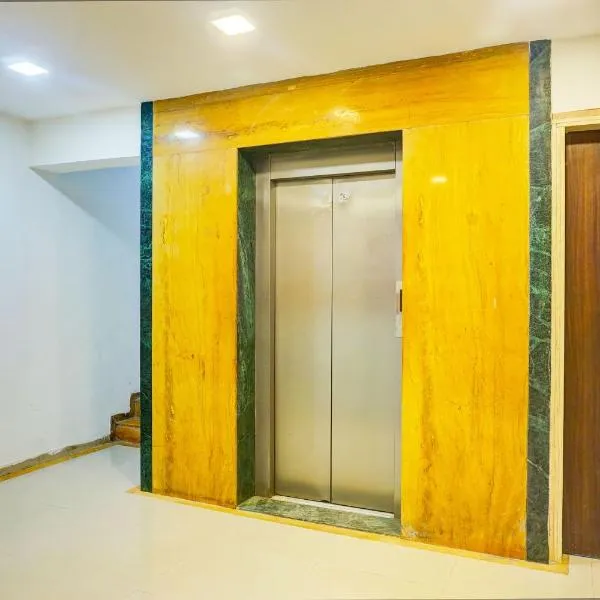 Super Collection O Vardhan Plaza, hotel v destinaci Yerandwane