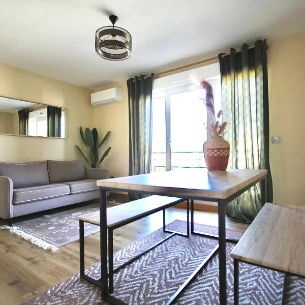 Appartement chaleureux Parking privé, hotel in Corbas
