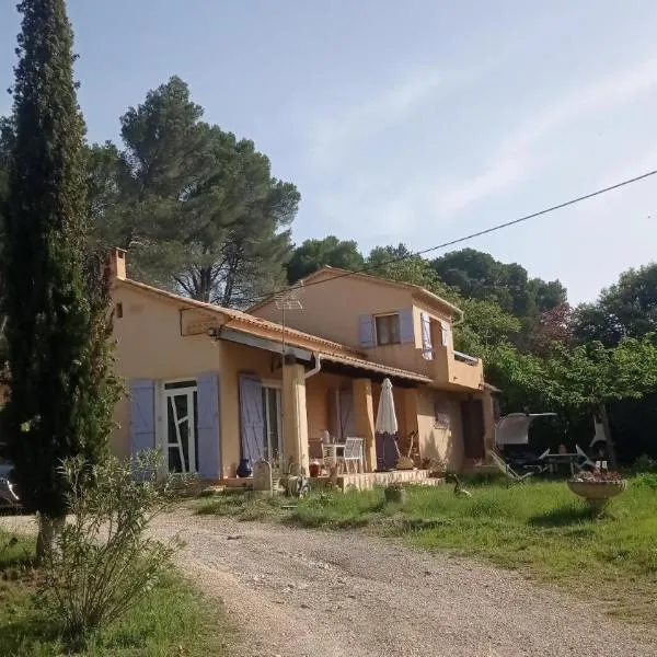 Les Cigales, hotel v destinaci Villelaure