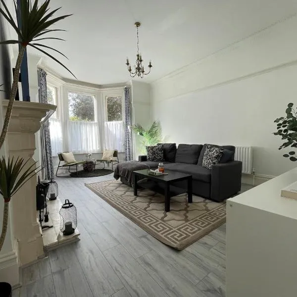 Spacious Flat! Sleeps 7, Pet Friendly and Parking, hotel in Kingsthorpe