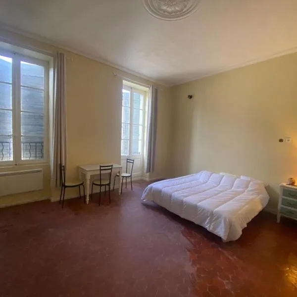 Grand studio Roquemaure, hotel in Roquemaure