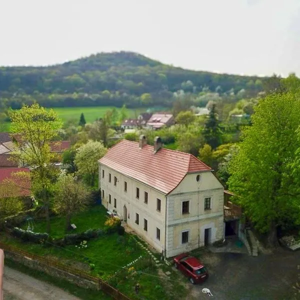 Boreč, Velemín, hotel i Velemín
