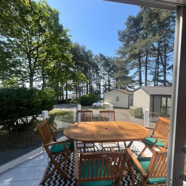 Robins Lodge by the sea, hotel v destinaci Lytchett Minster