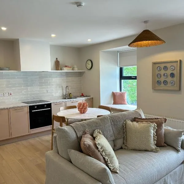 The Old Schoolhouse - Castle View, hotel in Donegal