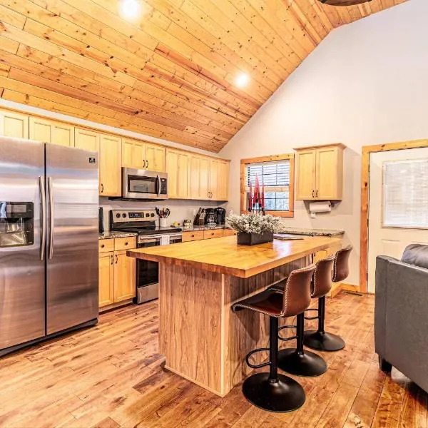 Whispering Pines Cabin, готель у місті Whittier