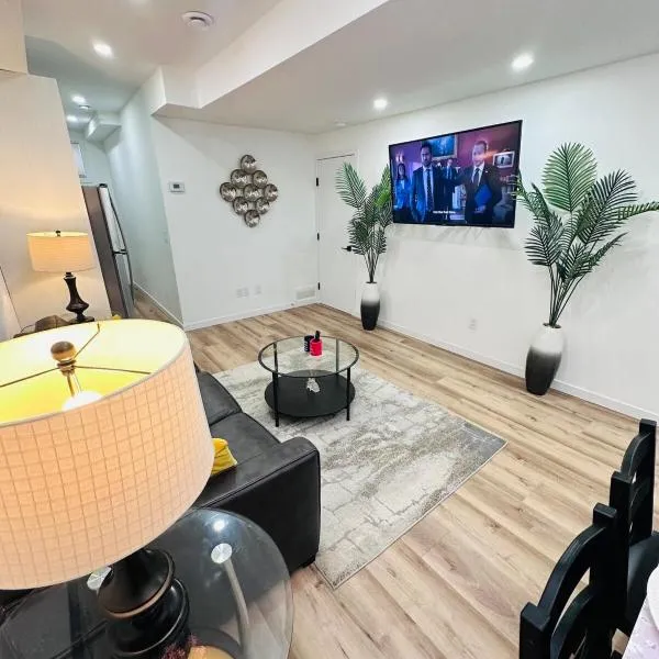 Beautiful 1 bedroom suite close to YYC airport, hotel v destinaci Calgary