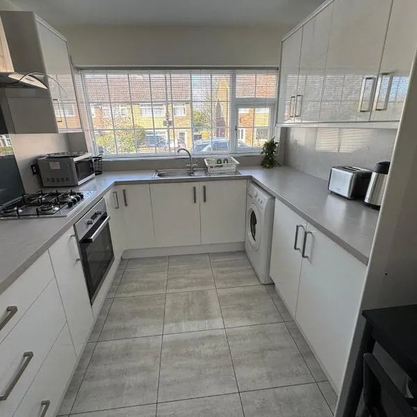 Modern 3-Bed Family Home in Quiet Sheffield Area, hotel u gradu 'Wincobank'