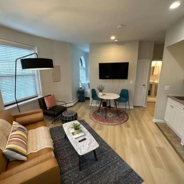 Modern studio apartment, hotel di Boston