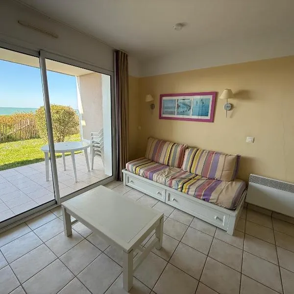 Charmant appartement T2 en rez de jardin terrasse face mer 4 personnes, hotel in Les Sables-dʼOlonne