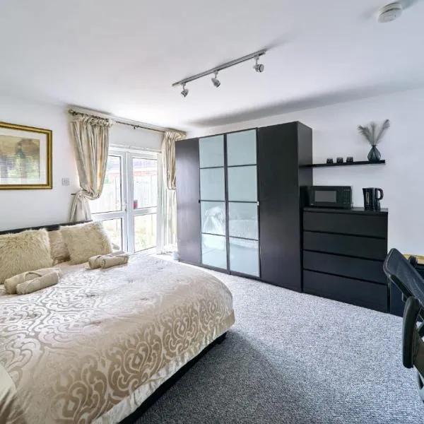 Deluxe Room with Private En Suite in South Croydon, hotel in Addington