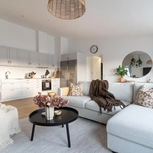 Spacious Home with Workspace and Cozy Balcony, hotel a Båstad