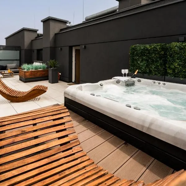 Jacuzzi Haven in Warsaw - Private Terrace & Parking, hotel ve Varšavě