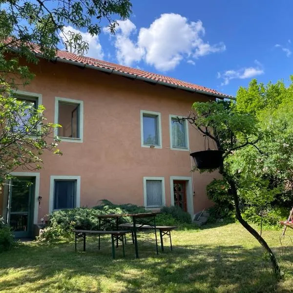 Balázs Guesthouse - in a green area, with our own garden - next to Metro 4 station, khách sạn ở Budapest