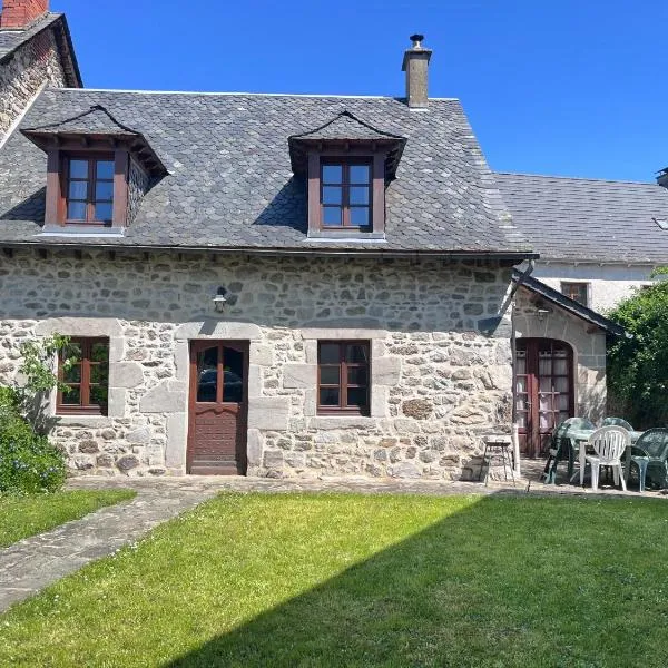 Maison cosy à Lanobre + Jardin, hotel em Lanobre