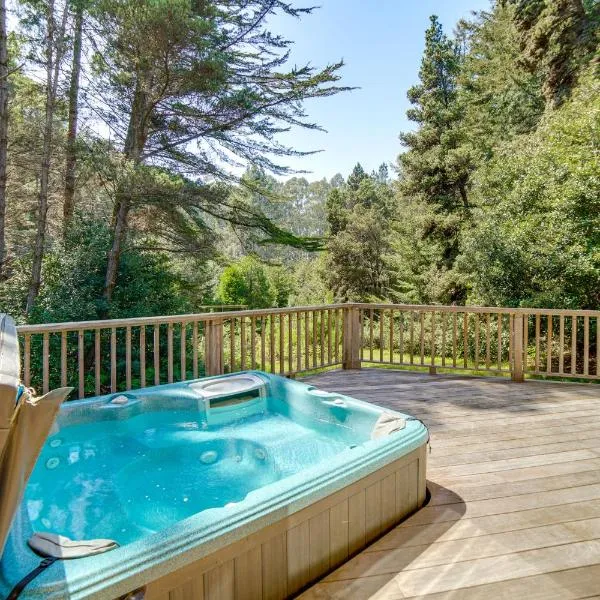 Hot Tub, 1 Mi to Beach 12-Acre Fort Bragg Cabin!, hotel v destinaci Fort Bragg