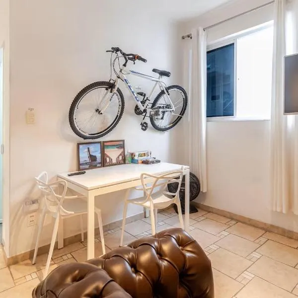 Comfortable Gonzaga Apartament - Em 1 minuto a pé tá na PRAIA Gonzaga em Santos e no Shopping Balneário, 2 ar-condicionados, portaria 24 horas, elevador, 1 vaga carro Gratís, wi-fi Grátis, enxoval Gratuito, PRAIA Santos Gonzaga, Bicicleta disponí, hotel in Santos