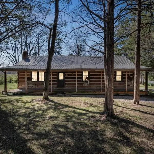 Cozy Lux Cabin With Game Room, hotel a Murfreesboro