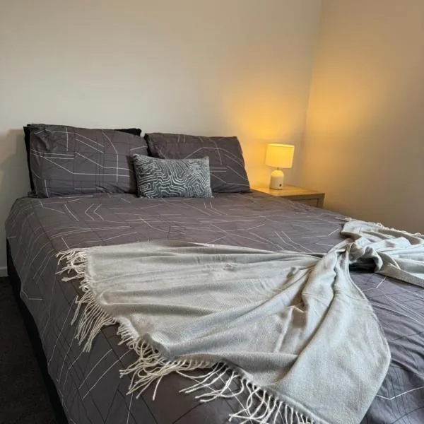 Calm, Cozy & Convenient Your Home Away from Home, hotel v destinaci Kalkallo