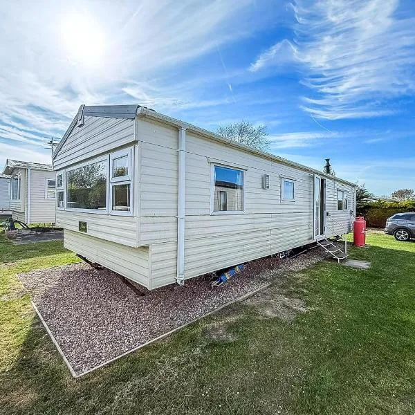 Lovely 6 Berth Caravan At Sunnydale Holiday Park Ref 35375S, hotel di Louth