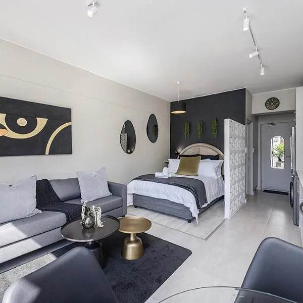 Luxurious Cosy Studio for 2, hotel in Cape Town