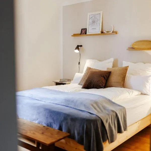 Moderne Fewo mit Balkon und Parkplatz, hotel v destinaci Naumburg