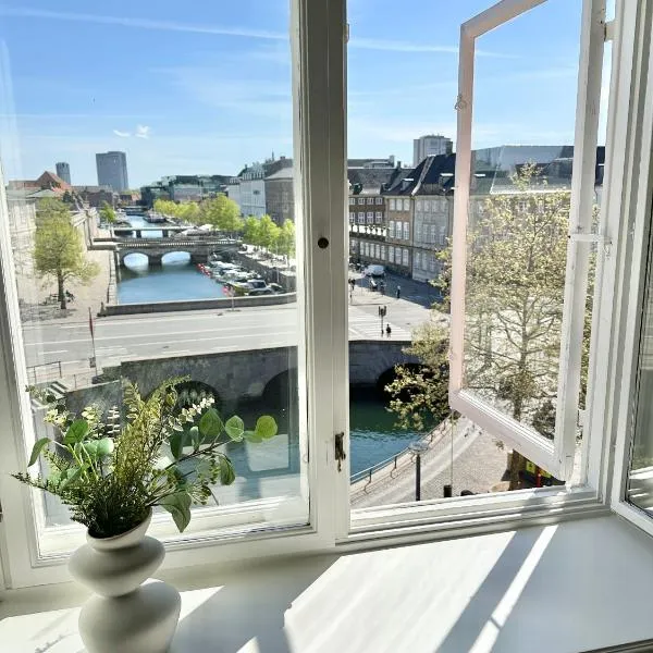 Deluxe 4 Bedrooms 180 m2 Canal View Prime Location, hotel en Copenhague