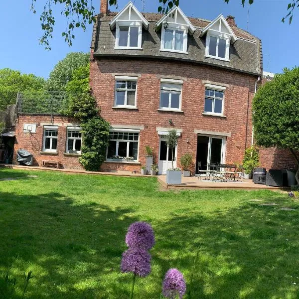 Chambre au petit Chateau, hotel v destinaci Tourcoing