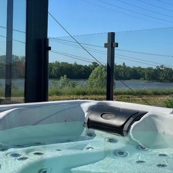 Jacuzzi et Vue sur Loire - Maison d'hôtes L'Odyssée, hotel v destinácii La Chapelle-sur-Loire