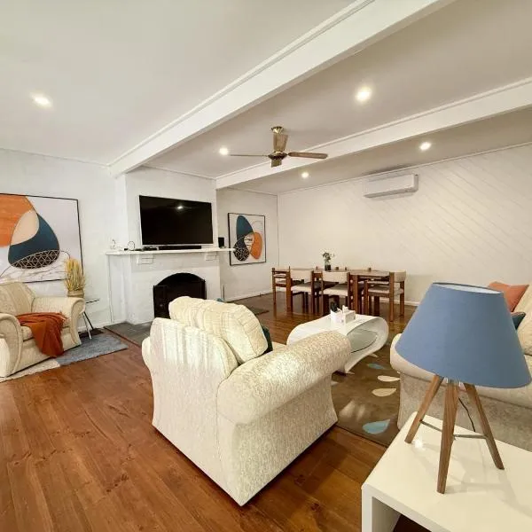 Capelink Beach House-Atop Prestigious Oliver's Hill, hotel v destinaci Frankston South
