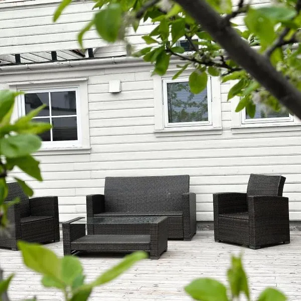 City centre treehouse with backyard - two bedroom apartment, hotel in Stavanger