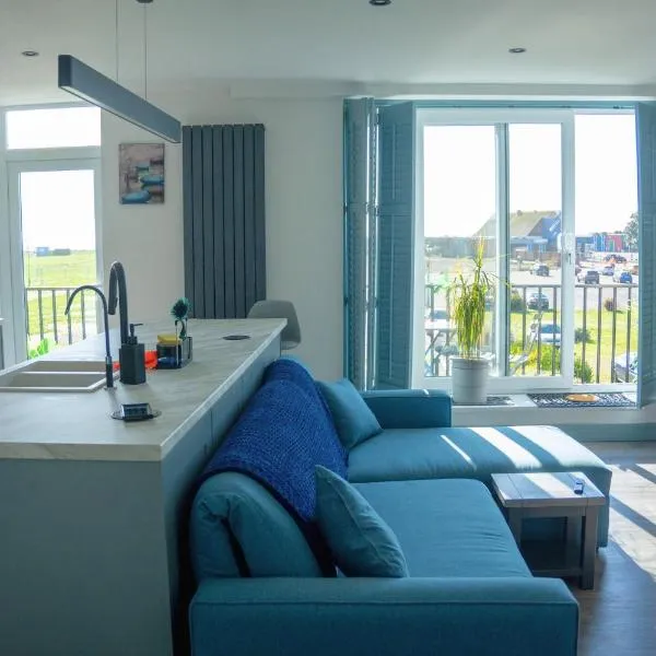 Modern Beachfront Apartment, hotel v destinaci Littlehampton
