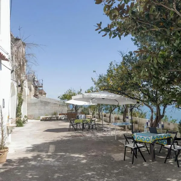 Casa Ninà- Camere con Vista Mare e Terrazza a Raito, Costiera Amalfitana, hotel v destinaci Vietri