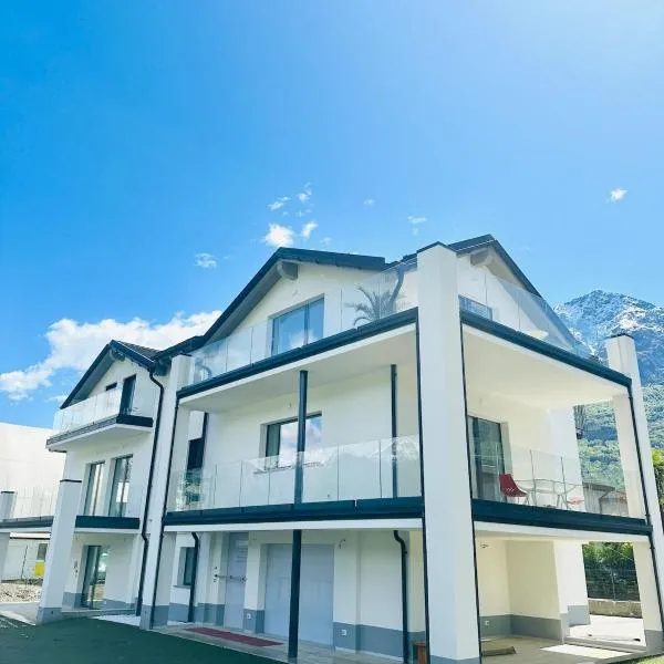 Top floor design apt, 3bd, 2bt!, hotel in Colico