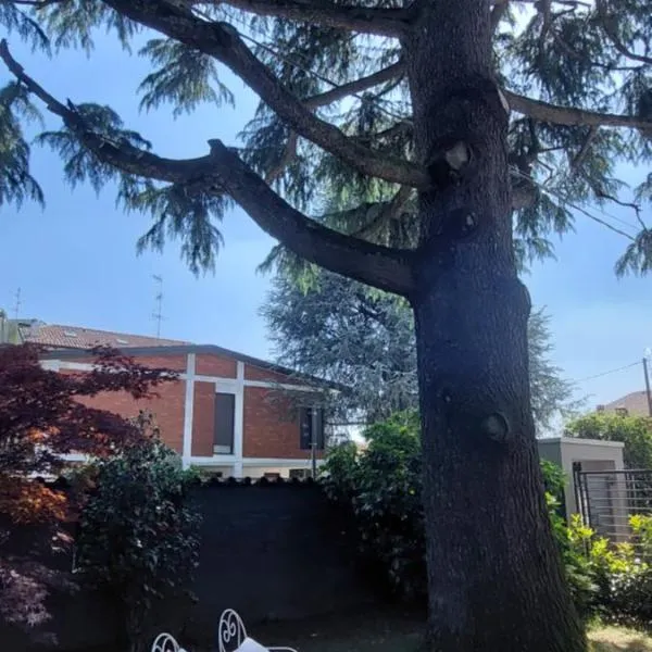 Comfortable apartment - Monza park with garage, hotel v destinaci Biassono