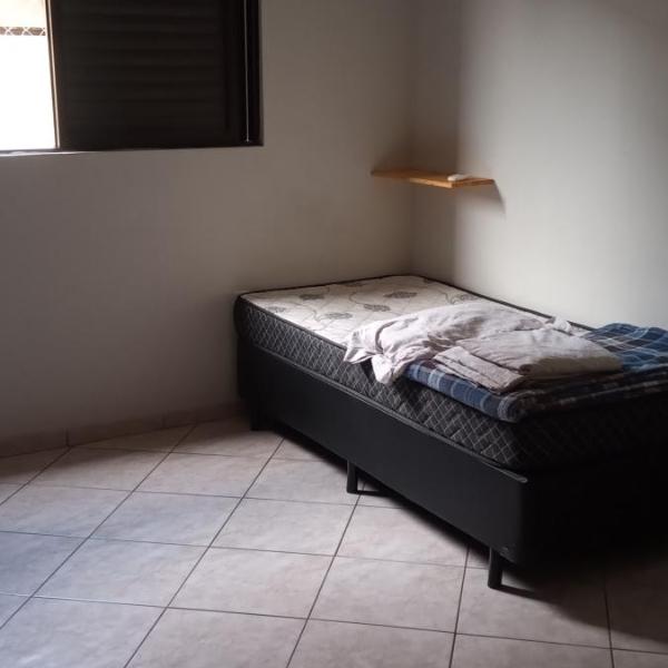 Quarto independente em casa de família com banheiro fora da habilitação mas é privado