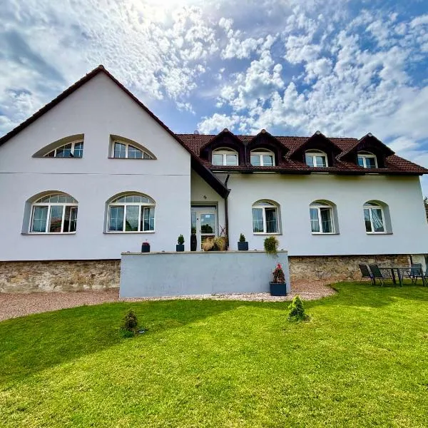 Apartmány Maňová, hotel v destinaci Pernštejnské Jestřabí