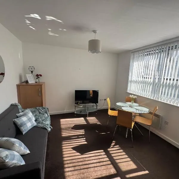 Chic Trafford Apartment, Private Underground Parking, Fast Wi-Fi, Self Check-in Anytime, 5 mins to Old Trafford Stadium, hotel v Manchestru
