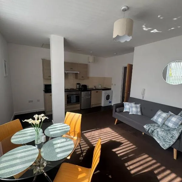 Chic Trafford Apartment, Private Underground Parking, Fast Wi-Fi, Self Check-in Anytime, 5 mins to Old Trafford Stadium, hotel v Manchesteru