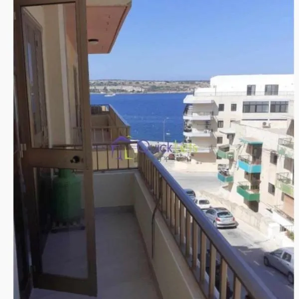 Sea view three bedroom apartment, hotel in Is-Sellum