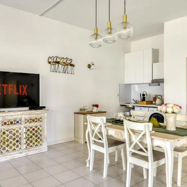Appartement rez-de-chaussée Plage du Grazel, hotel in Gruissan