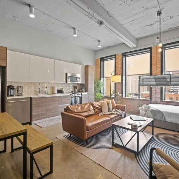 Stylish Dallas Retreat with Pool & In-Unit Laundry, ξενοδοχείο σε Ντάλας