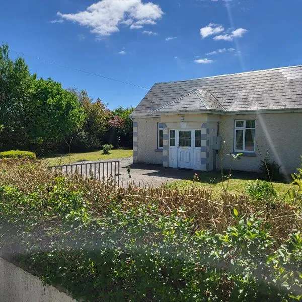 Peaceful Farm Cottage in Menlough near Mountbellew, Ballinasloe, Athlone & Galway, hotel v destinaci Galway