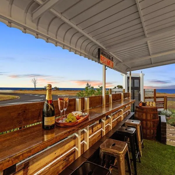 Quirky Black Shack, hotel a Burnett Heads